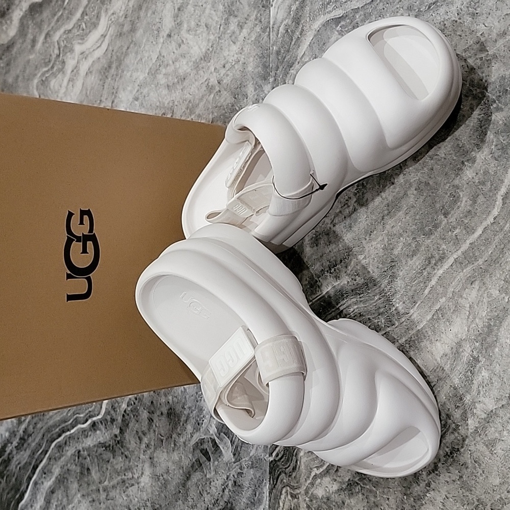 NWB Women's size 9 UGG Platform Clog Sandals